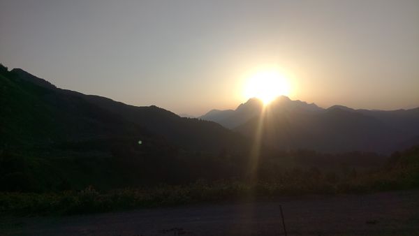Солнце заходит за гору на Альпийских лугах